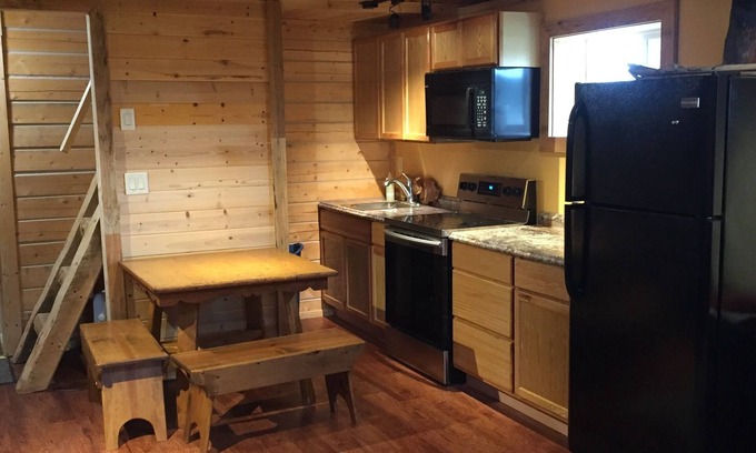 Ester House | Cozy Fairbanks Log House with Kitchen and Spa Amenities