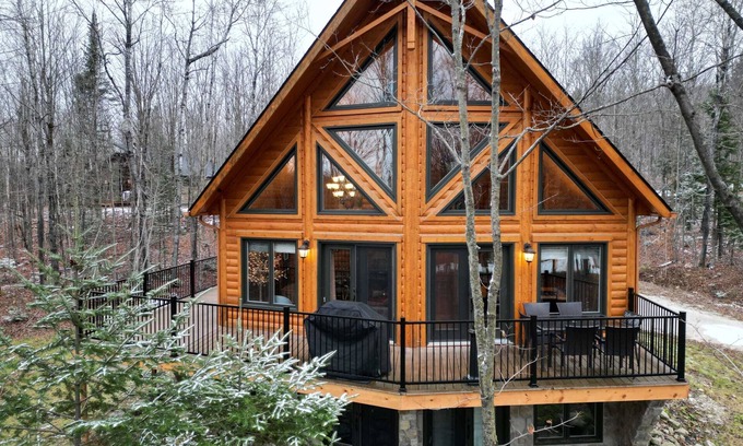 Amherst Apartment | Cozy Log Cabin Retreat with Spa and Hot Tub Awaits You