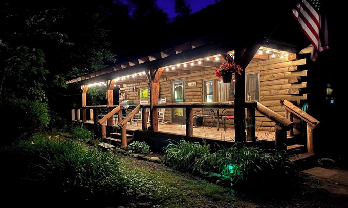 Campton Cabin | Comfortable Log Cabin Retreat for Families Near Owl's Nest