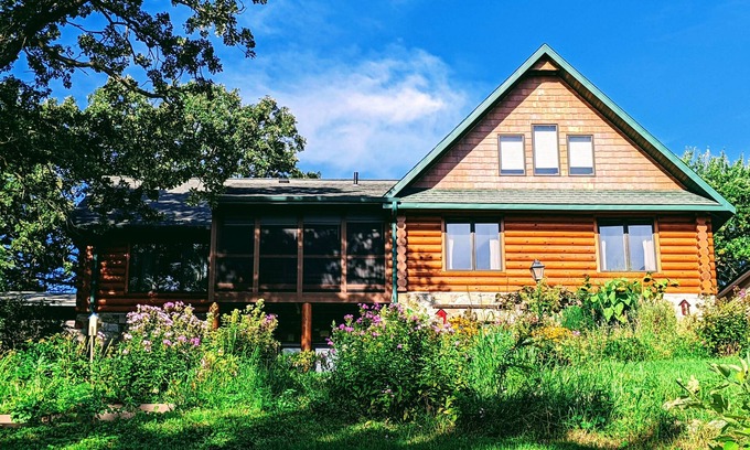 Albert Lea House | Experience Happy Days Log Home with Garden & Lake Views