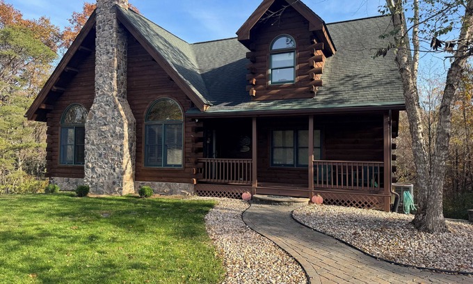 Berkeley Springs Cabin | Cozy Log Cabin Retreat with Hot Tub & 10/10 Guest Rating