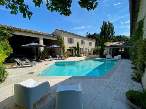 Senas House | Idyllic Provençal Mas with Pool in Scenic Sénas Countryside