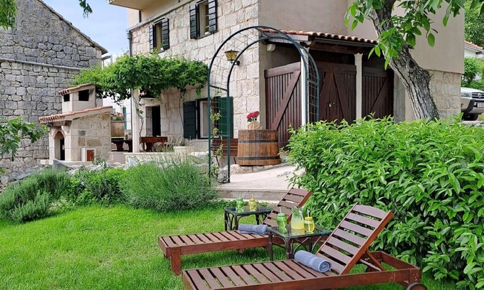 Sestanovac House | Experience Authentic Stone House Lola: Pet-Friendly Retreat
