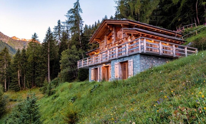 Riddes Ski Chalet | Experience Relaxation at Swiss Spa Chalet Nesoya with Jacuzzi