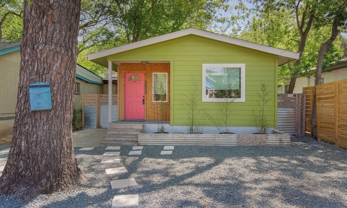 Holly House | Top-Rated 2 BR Guest Home with Big Yard Near Downtown