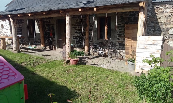 Poullaouen House | Idyllic Retreat: Serenity in Huelgoat with Spa & Lake Views