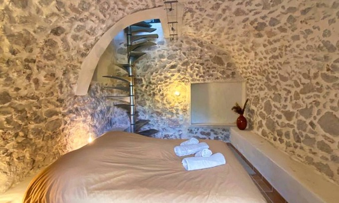 Auriol Apartment | Tranquil Provençal Gîte with Pool and Ocean Views