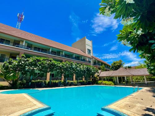 North Pattaya Hotel | Welcoming Authong Residence: Oceanfront Family Retreat