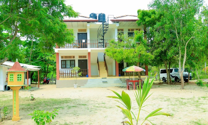 Tangalle House | Cozy Autum Moon: Family-Friendly Stay with Delicious Dining