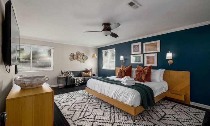 San Carlos House | Autumn Adventure | Sleeps 10 | Hot Tub | Billiards