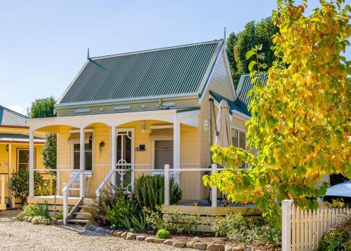 Bright House | Autumn Beauty: Family-Friendly Country Cottage with Hot Tub