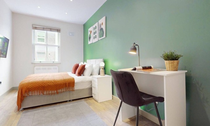 Latchmere Apartment | Autumn Comfort: Friendly Studios Near Battersea