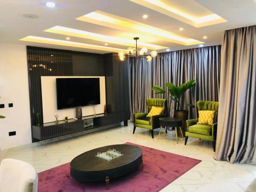 Ofin Apartment | Autumn Green's 4-Star Retreat with Pool and Pet-Friendly Perks
