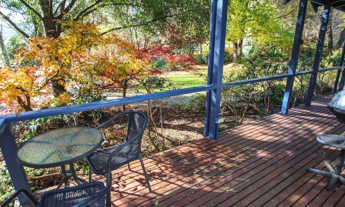 Harrietville Cottage | Cozy Autumn Leaf Cottage in Harrietville with Pool & Breakfast