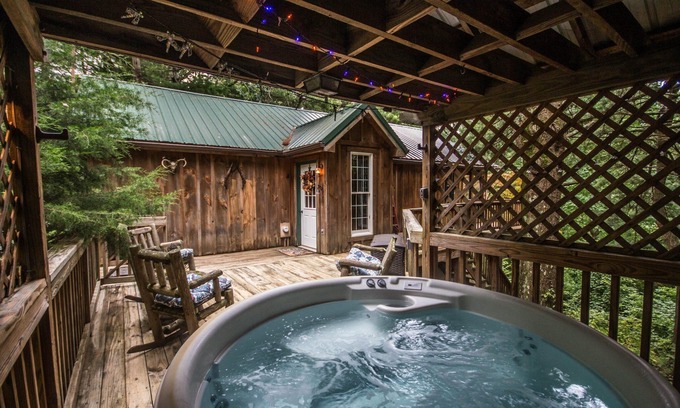 Stanley Cabin | Cozy Autumn Ridge Cabin with Hot Tub in Blue Ridge Mountains
