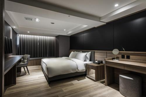 West District Hotel | Welcoming Autumn Willow Hotel - 4-Star Family Retreat