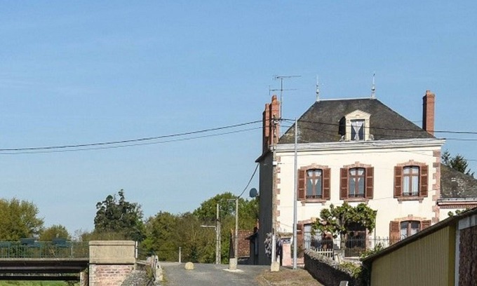 Vallon-en-Sully Bed & Breakfast | Discover Aux Baboteurs GDF: Cozy Bed & Breakfast Retreat