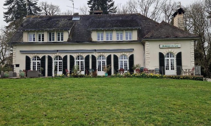 Mailhac-sur-Benaize Hotel | Pet-Friendly Escape at Aux Berges du Lac de Mondon