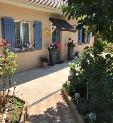 Les Avenieres-Veyrins-Thuellin Bed & Breakfast | AUX BOIS de CERF chambre d'hôtes dans notre maison