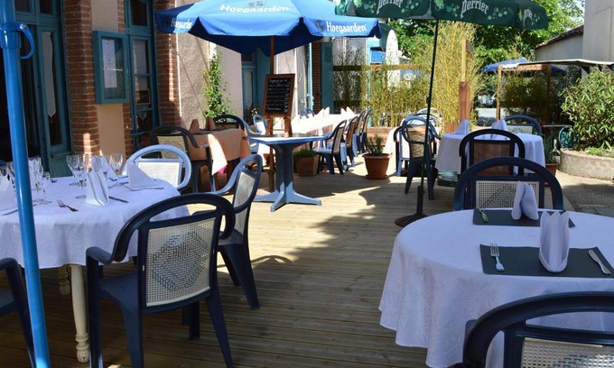 Realville Hotel | Pet-Friendly Getaway at Aux Lys d'Or with Delicious Breakfast