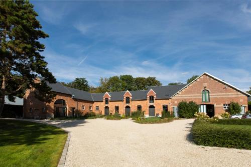 Walincourt-Selvigny Villa | Relax at Aux Petits Lapins de Sorval with Private Sauna & Gym