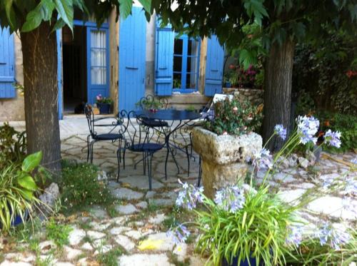 Nissan-lez-Enserune Bed & Breakfast | Unwind at Aux Pots Bleus: Oceanfront Retreat with Pool