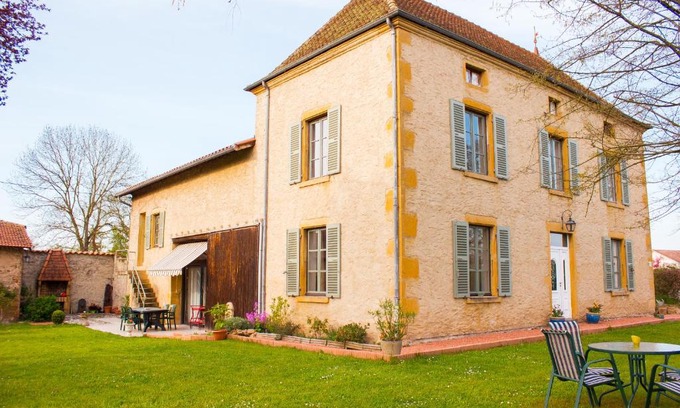 Pouilly-sous-Charlieu Bed & Breakfast | Discover Aux Ronzières: Oceanfront Oasis with Pool Access