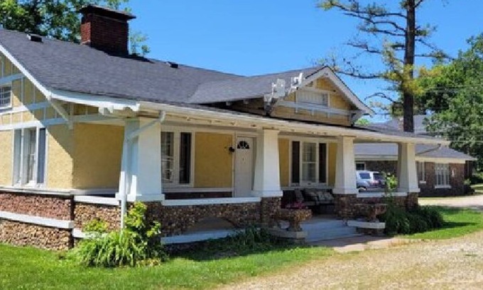 Arcadia House | Pet-Friendly AV Bungalows #2 with Pool and Kitchen Access