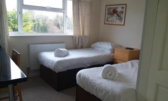 Bicester Bed & Breakfast | Cozy Ava House Bed and Breakfast with Hot Tub & Breakfast