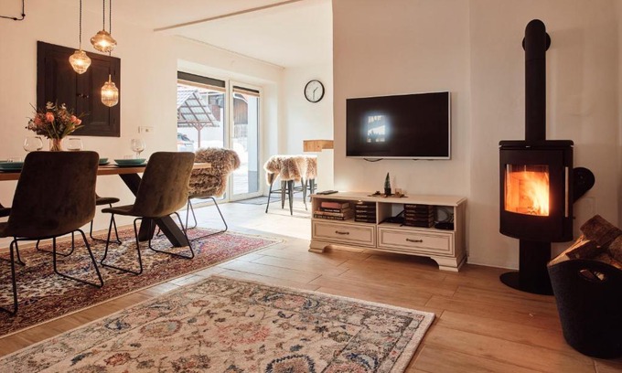 Podkoren House | Pet-Friendly AVA HOUSE with Hot Tub and Breakfast Included