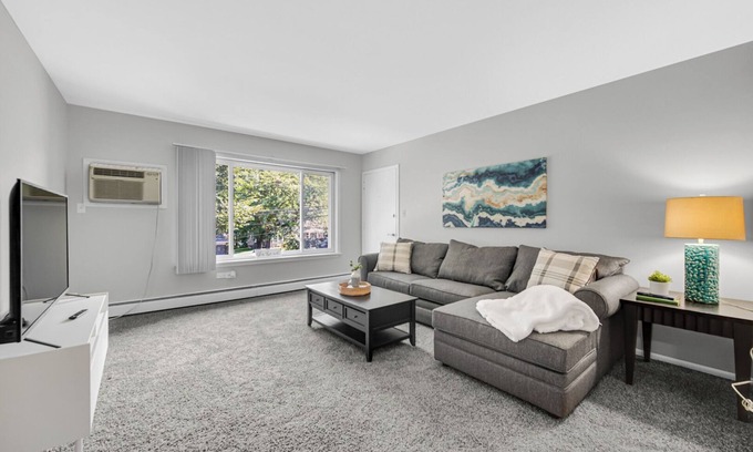 Crown Point Apartment | Inviting 1-Bedroom Apartment in Downtown Crown Point