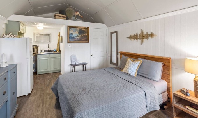 Oil City Apartment | Discover Cypress Chalet: Lake View Cabins with Kayaks!