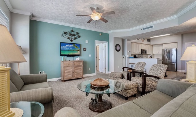 Thomas Drive Condo | Guest Rated 10/10: Beachfront Hotel with Pool and Spa