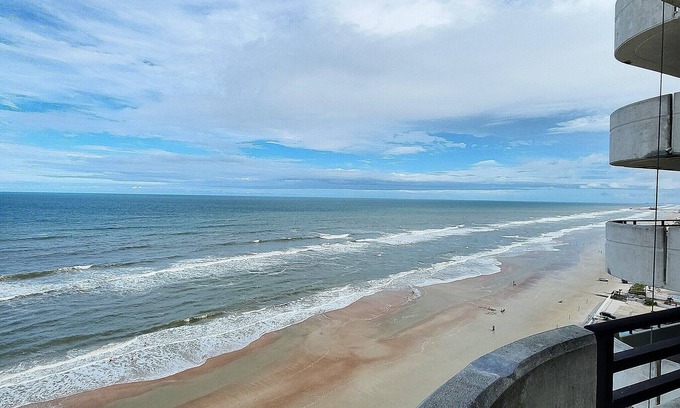 Seabreeze Park Condo | Oceanfront 17th Floor Condo with Spa and Pool Access