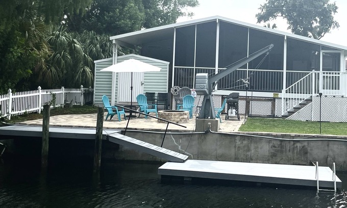 Weeki Wachee Gardens House | Experience the Weeki Wachee River: Pool, Dock & Fun!