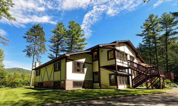 North Conway Condo | Experience Unmatched Comfort at Bear Puddin' in North Conway