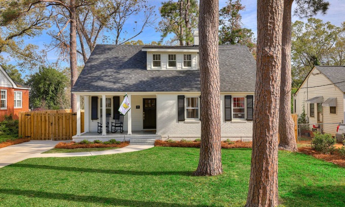 Summerville House | Renovated Cottage Near Golf & Triathlon with Breakfast