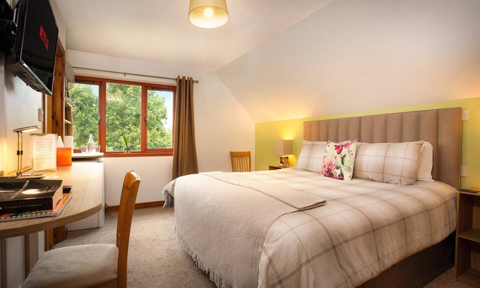 Alness Bed & Breakfast | Averon Suite - Ensuite with Garden Stream & Breakfast Included