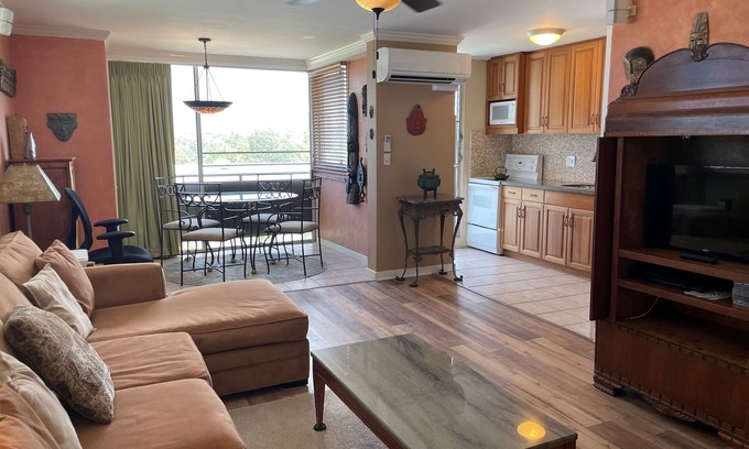 Diamond Head - Kapahulu - St. Louis Apartment | Beachfront Getaway with Pool & Ocean Views - 10/10 Rating