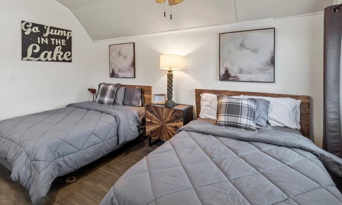 Oil City Cabin | Discover Stargazer Cabin: Kayaks & Lake Views Await!