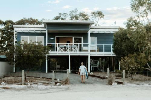 Nepean Bay House | Idyllic Beachfront 4 Bedroom Home with Ocean View in Nepean Bay