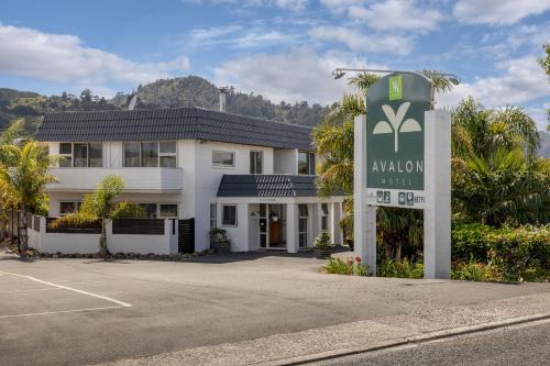 Thames Hotel | Cozy Avalon Motel Thames with Pool and Oceanfront Views