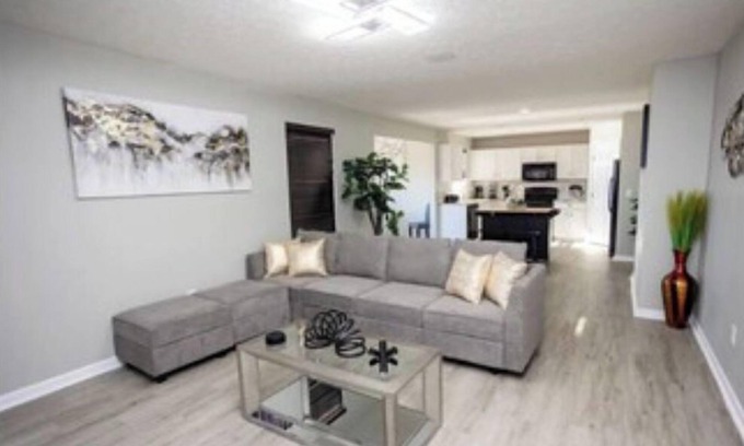 Burlington House | Discover Avalon Paradise: Family-Friendly with Pool & Breakfast