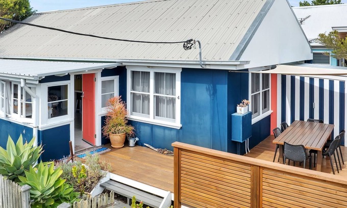 Currarong House | Top-Rated Avalon: Vintage Beachside Family Escape Awaits