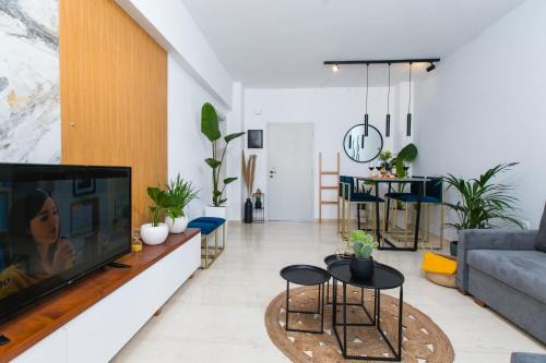 Rethymno Apartment | Beachside Retreat: Guest Rated 9.9, Child-Friendly Oasis