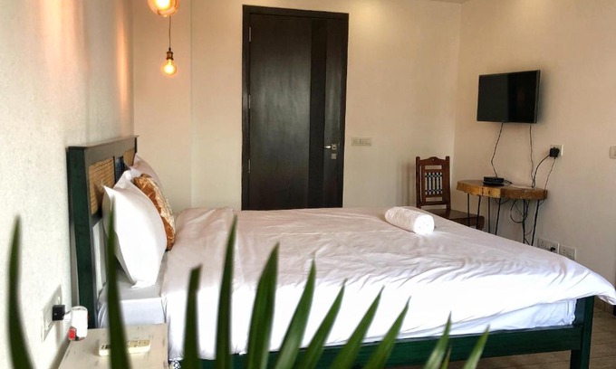 New Delhi Bed & Breakfast | Trendy Avatar Living in Greater Kailash 2 with Hot Tub