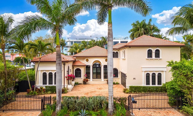 Nurmi Isles House | Exclusive Ave Del Mar: Waterfront Estate with Heated Pool