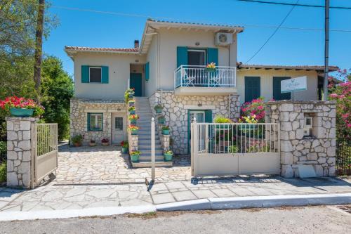 Asprogerakata Apartment | Pet-Friendly Avelia Pink: Family-Approved Getaway