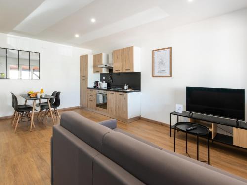 Roanne Apartment | Modern Adventures Await at Our Family-Friendly Hotel