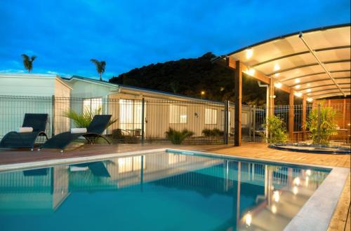 Paihia Hotel | Explore Averill Court Motel: Family-Friendly with Pool & Hot Tub